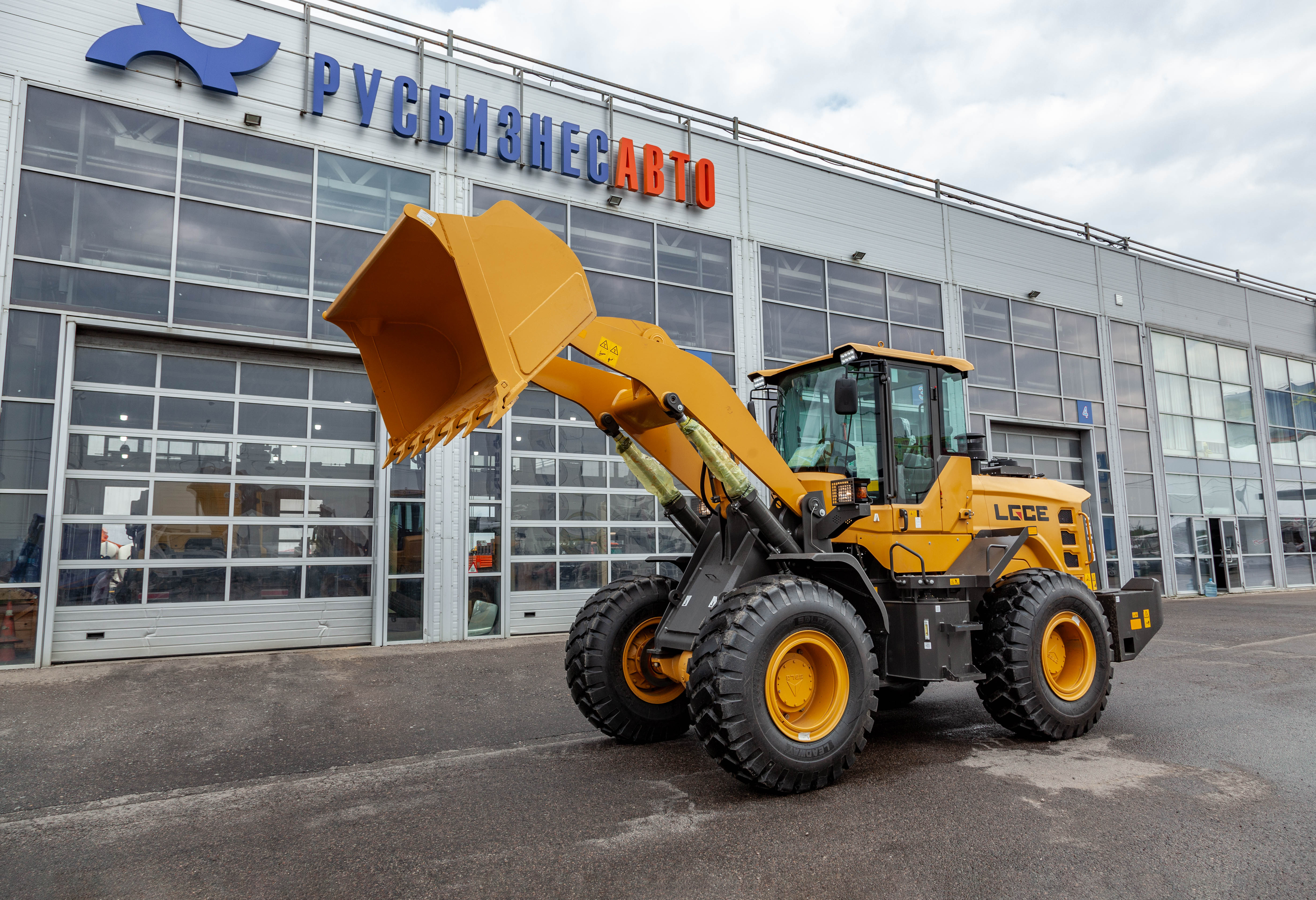 Погрузчик фронтальный LGCE L946H (ковш 2,5 м стандартный, доп. линия)