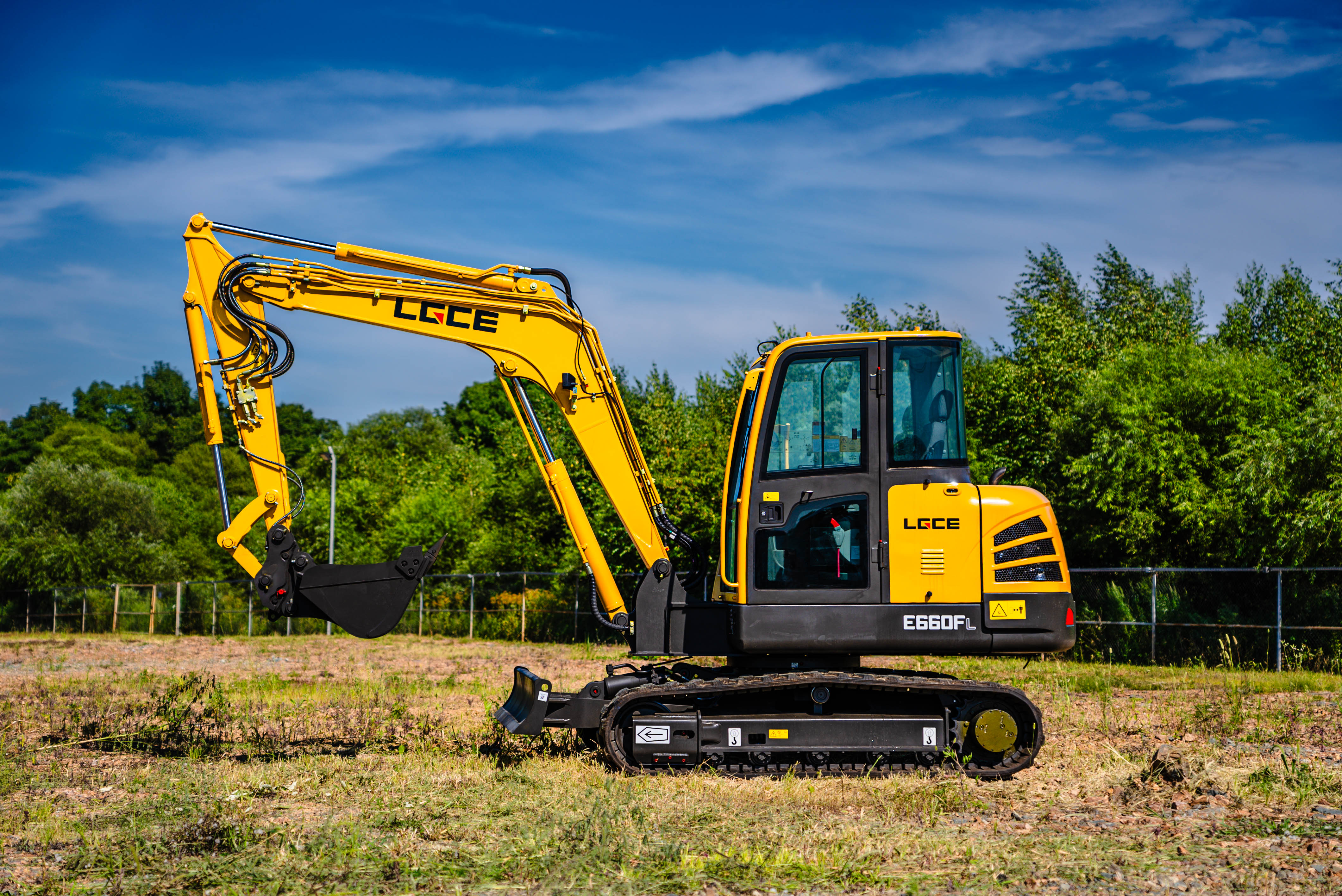 Экскаватор гусеничный LGCE E660FL (Квик-каплер гидр, Резиновая гус, Двухпоточная гидролиния (X3))