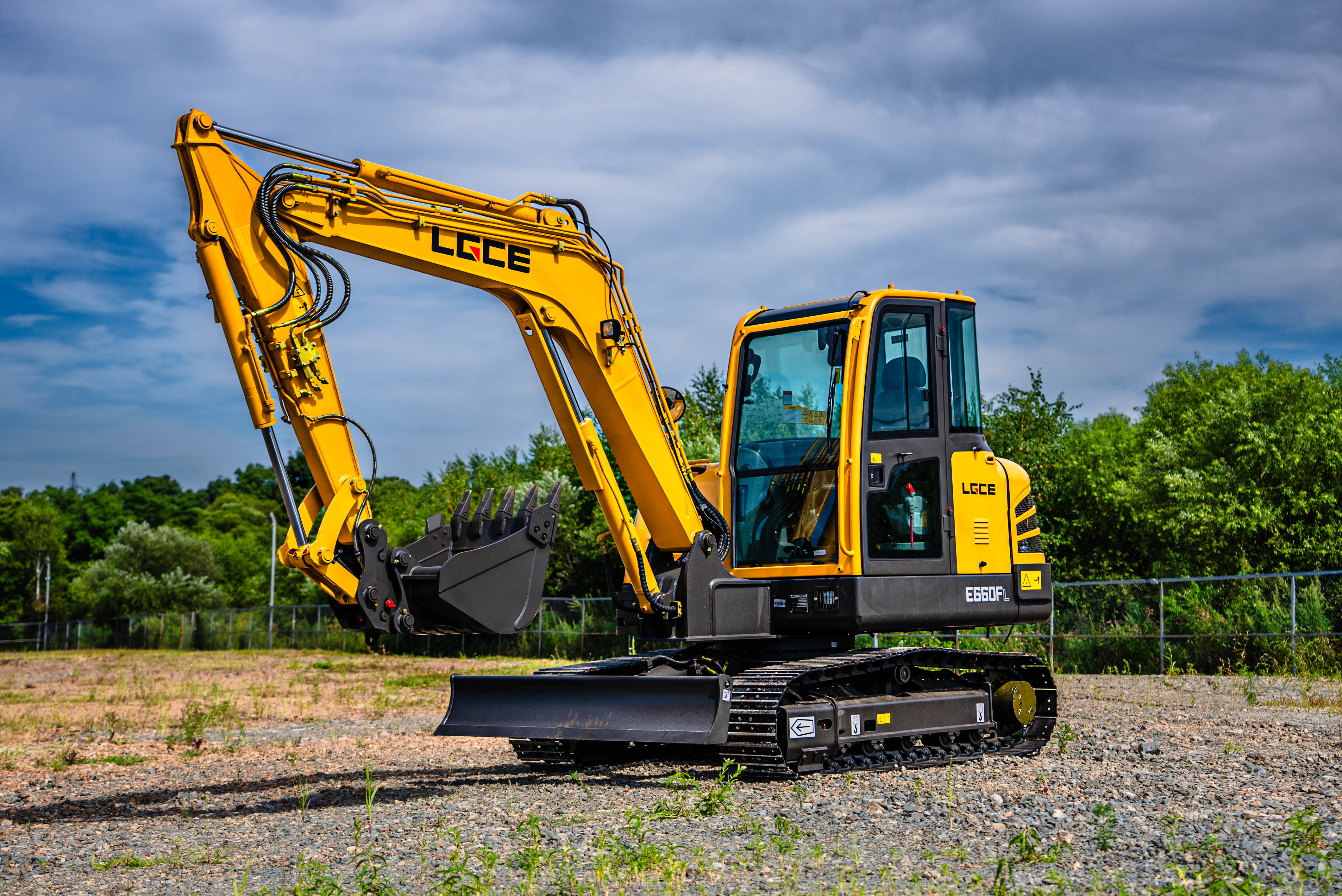 Экскаватор гусеничный LGCE E660FL (Квик-каплер гидр, Металлическая гус, Двухпоточная гидролиния(X3))