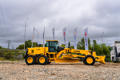 Автогрейдер LGCE G9220F AWD (АПН, полный привод, передний отвал, средний отвал) Автогрейдер LGCE G9220F AWD (АПН, полный привод, передний отвал, средний отвал)