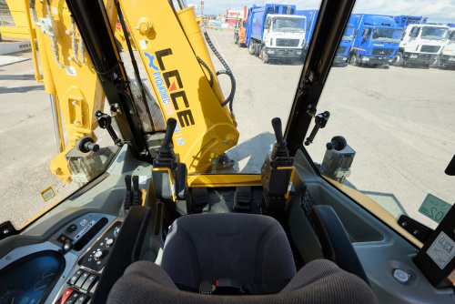 Экскаватор-погрузчик LGCE B877F (дополнительная 3X гидролиния, БСМ, RideControl) Экскаватор-погрузчик LGCE B877F (дополнительная 3X гидролиния, БСМ, RideControl)