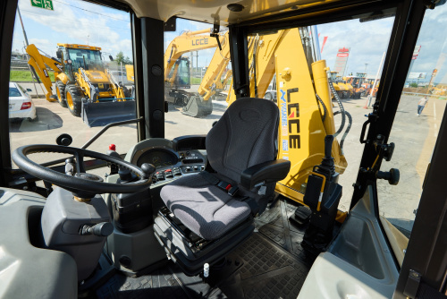 Экскаватор-погрузчик LGCE B877F (дополнительная 3X гидролиния, БСМ, RideControl) Экскаватор-погрузчик LGCE B877F (дополнительная 3X гидролиния, БСМ, RideControl)