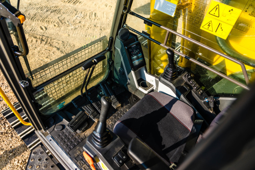 Экскаватор гусеничный LGCE E6415H (Однопоточная гидролиния, Ковш 2,2м3) Экскаватор гусеничный LGCE E6415H (Однопоточная гидролиния, Ковш 2,2м3)