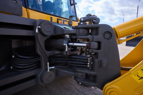 Экскаватор-погрузчик LGCE B877F (дополнительная 3X гидролиния, БСМ, RideControl) Экскаватор-погрузчик LGCE B877F (дополнительная 3X гидролиния, БСМ, RideControl)