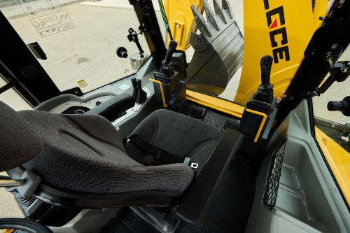 Экскаватор-погрузчик LGCE B879F (дополнительная 3X гидролиния, БСМ, RideControl) Экскаватор-погрузчик LGCE B879F (дополнительная 3X гидролиния, БСМ, RideControl)