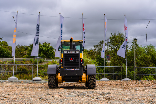 Автогрейдер LGCE G9220F AWD (АПН, полный привод, передний отвал, средний отвал) Автогрейдер LGCE G9220F AWD (АПН, полный привод, передний отвал, средний отвал)