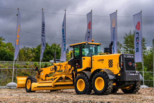 Автогрейдер LGCE G9220F AWD (АПН, полный привод, передний отвал, средний отвал) Автогрейдер LGCE G9220F AWD (АПН, полный привод, передний отвал, средний отвал)