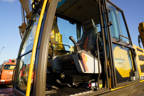 Экскаватор гусеничный LGCE E6215HLC (Однопоточная гидролиния) Экскаватор гусеничный LGCE E6215HLC (Однопоточная гидролиния)