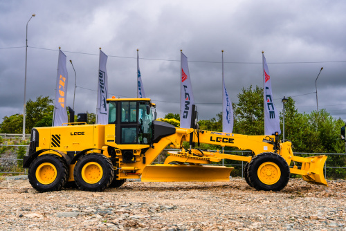 Автогрейдер LGCE G9220F AWD (полный привод, передний отвал, средний отвал) Автогрейдер LGCE G9220F AWD (полный привод, передний отвал, средний отвал)